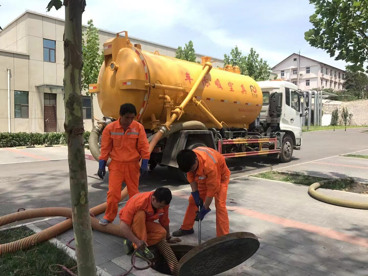 坡头镇管道疏通车停在窨井附近