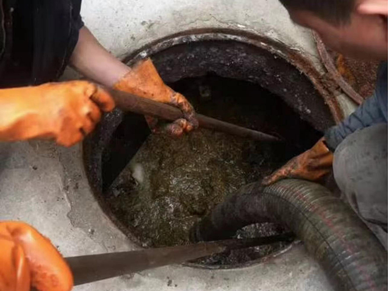 坡头镇清理化粪池时如何避免沼气的危害？